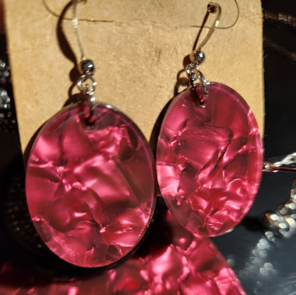 Elegant Pink and Black Pendant Necklace with Earrings Set - Picture 12 of 17